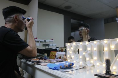 Cuando Pablo deja de ser Pablo frente al espejo y se convierte en Kruz Veneno.