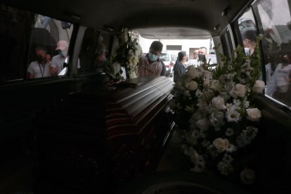 Stalin Peñafiel se ha dedicado a la labor funeraria desde que era adolescente.