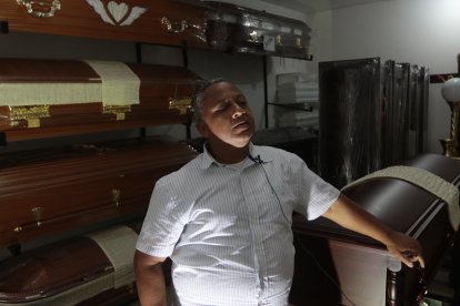 El venezolano José Arangure llegó a Ecuador para realizar la misma labor que hacía en su país natal. En su vida ha visto de todo, hasta cuerpos calcinados.