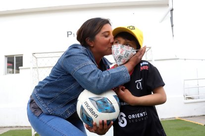 Margarita se siente feliz al ver a su pequeño Jeremy en un equipo de fútbol.