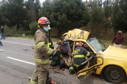 Los bomberos debieron realizar labores de extricación para salvar a dos ocupantes del taxi.