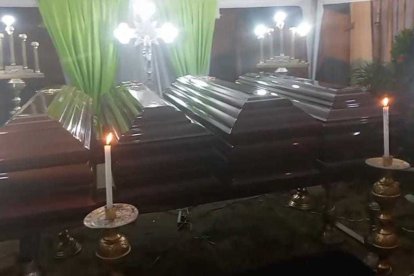 Con unas cuantas velas encendidas se despidió a cuatro miembros de la familia.