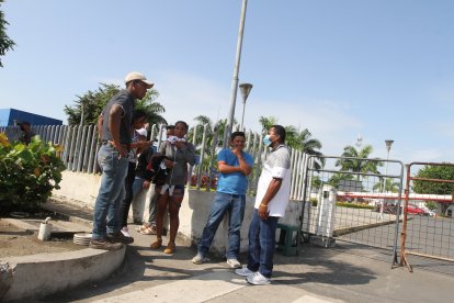 Familiares de las víctimas de Posorja llegaron hasta el Laboratorio de Criminalística de Guayaquil.O DE SU SER QUERIDO 18 DE ABRIL DEL 2022 GUAYAQUIL-ECUADOR