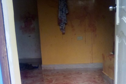 Hasta las paredes de la habitación estaban manchadas de sangre.