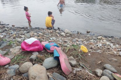 Las sandalias y una gorrita de la víctima quedaron en la orilla.