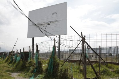 Hasta los letreros de la obra están borrados.