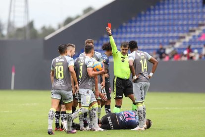 El zaguero Agustín García Basso fue expulsado por una fuerte entrada sobre Nicolás Previtalli.