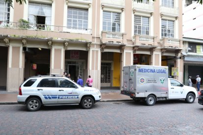 Instante en que unidades policiales se acercaron al condominio para retirar el cadáver.