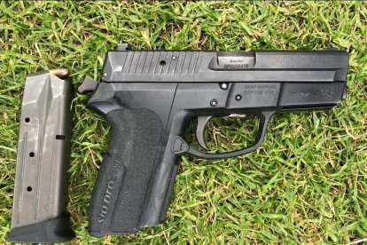 El arma de fuego asignada al Policía.