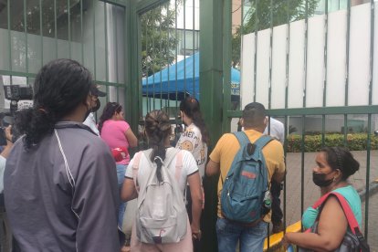 A los familiares de las personas asiladas en el hospital se les impidió un rato el ingreso ante la amenaza de riesgo.