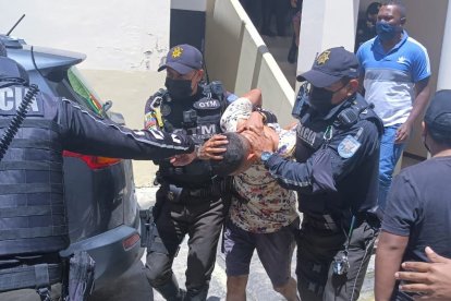 Los implicados fueron golpeados por la gente.  Agentes los protegieron.