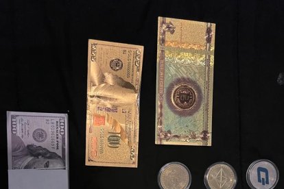 Los agentes encontraron hasta monedas con el sello de Bitcoin.