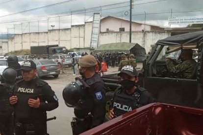 Un gran despliegue policial se observa en las inmediaciones del penal de Esmeraldas.