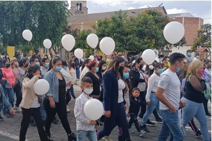Familiares y pobladores acompañaron en su dolor a los afectados. Llevaban globos blancos.