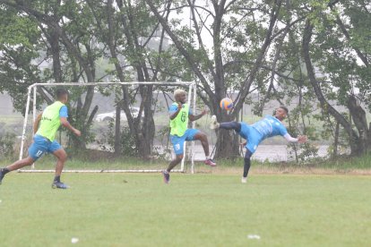 Ricardo Phillips, de 21 años, es el encargado de dar las asistencias.