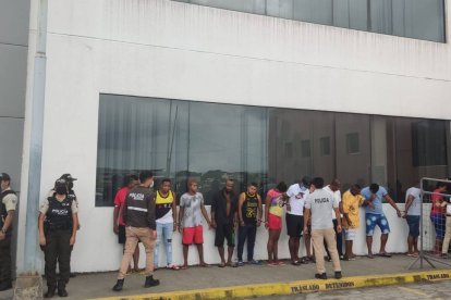 Los detenidos fueron presentados por la Policía. Cortez, el séptimo de izquierda a derecha.