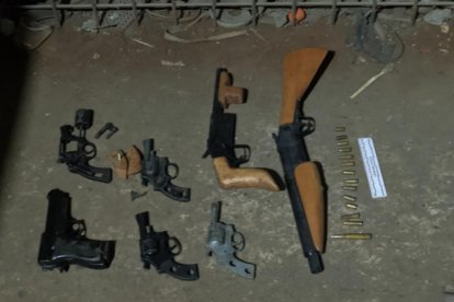 Estas armas de  fuego fueron encontradas en poder de los sospechosos.