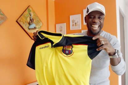 Guido Nazareno muestra la camiseta que llevó al estadio albo. Se la ganó en una apuesta a un amigo que es hincha de Liga de Quito.