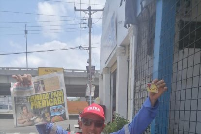 Con su premio en la mano, Nelson celebra