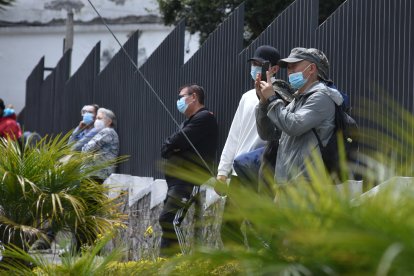 Hubo varias personas que se apostaron en las veredas a ver al hombre que se quería botar.
