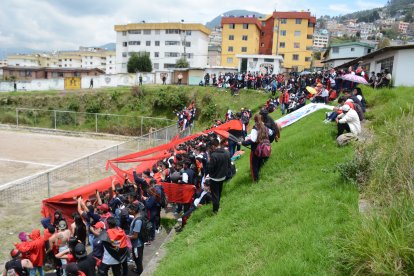 Los hinchas se ubicaron hasta en las lomas de los alrededores de la cancha.