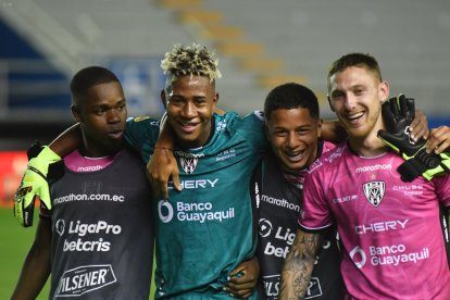 Luis Ortiz fue felicitado por sus compañeros al finalizar el partido por su actuación como improvisado arquero.