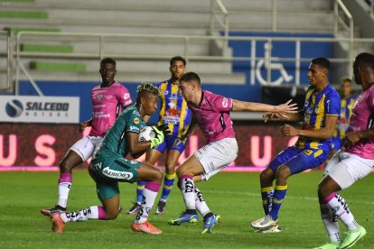 El volante Luis Ortiz defendió la portería rayada en los minutos adicionales.