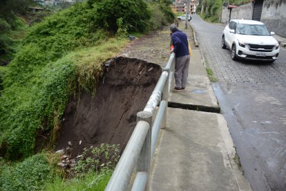 Vecinos de Orquídeas sienten temor de cruzar por el puente.