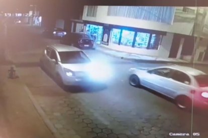 En los videos que consiguió Espinoza se ve el carro presuntamente involucrado en el accidente.