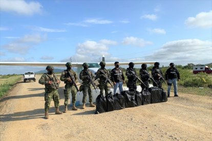 Los paquetes con sustancia sujeta a fiscalización que revelaría el uso que le daban a la aeronave.