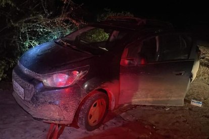 El vehículo que localizaron en una quebrada.