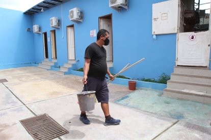 Esta es la primera vez que Juan labora en un motel, no encontró más ‘camello’ que este.
