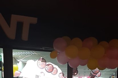 Los ‘choros’ hicieron un agujero en el vidrio para ingresar al local.