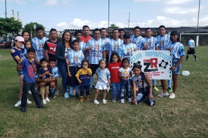 Los equipos de la Cooperativa 10 de Enero (Argentina) y la Cooperativa 6 de Julio (Tottenham), animadores del torneo.
