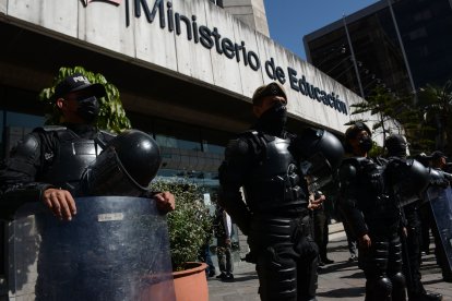 El Ministerio de Educación estuvo resguardado la mañana del 26 de abril.