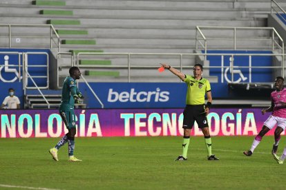 El arquero Moisés Ramírez fue expulsado en la parte final del juego en Manta.