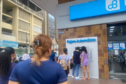 Maritza Gutiérrez hacía fila en un cajero de la avenida 9 de octubre mientras un familiar la cuidaba de cualquier ‘pillo’.