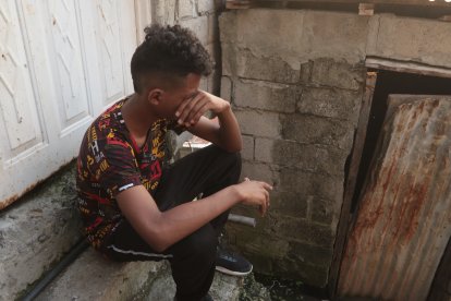 John David no pudo contener sus lágrimas al contemplar, una vez más, los despojos.