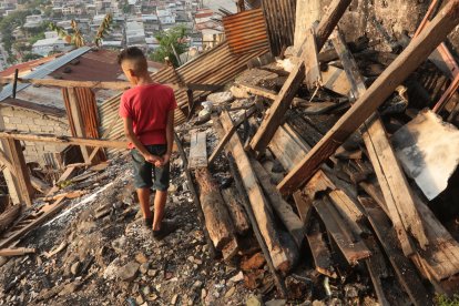 Christopher Joao le echa un ojo a los escombros para ver qué puede rescatar.