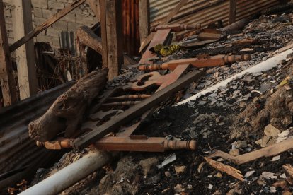 Los hijos de Gladys contemplaron lo que quedó de una de sus camas.