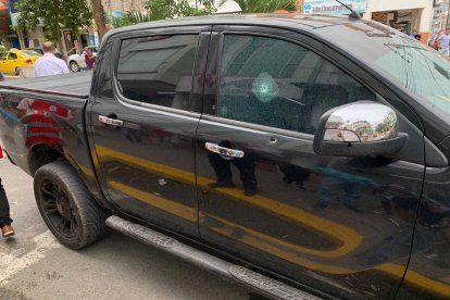 Las huellas de bala en la camioneta en la que se movilizaba Lenín Chica.