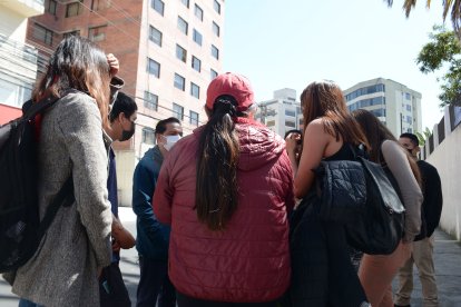 Familiares de la víctima y otros padres esperan afuera del colegio Dillon.