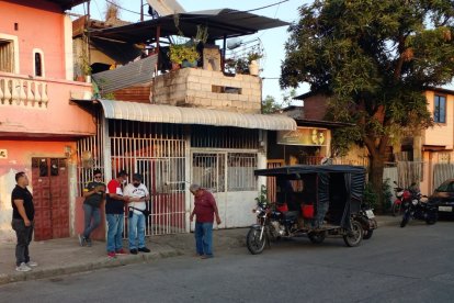 Agentes de la Policía arribaron al sitio de la escena del crimen para iniciar las investigaciones.