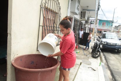 Aprovecha la lluvia, si tienes cómo recogerla, hazlo, pero que el recipiente tenga tapa, así no será criadero de mosquito.