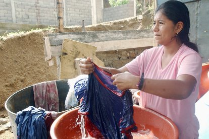 Lavar a mano te ayuda a ahorrar el consumo de agua, pues así calculas cuánto líquido puedes usar en esta actividad.
