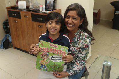 La psicóloga educativa  Crespín y su hijo desarrollaron felices cada actividad de Colorito.