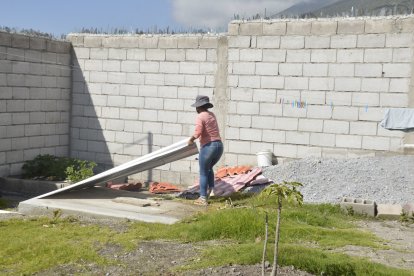María Gómez debe tapar el pozo con un zinc, para evitar la proliferación de moscas.