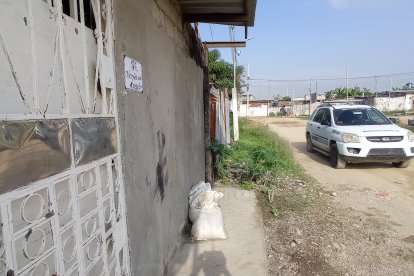 En la pared y en la puerta de la casa quedaron las huellas del ataque a bala.