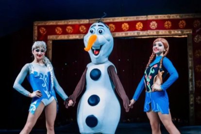 Sobre el hielo, Camila interpreta a Anna (pelirroja), de la película ‘Frozen’.