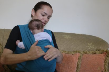 La pequeña debe mantenerse de pie.